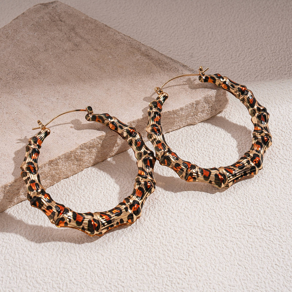 Europa y América leopardo geométrico redondo pliegue botón de bambú otoño y invierno retro simple personalidad de moda alta sensación pendientes para mujeres
