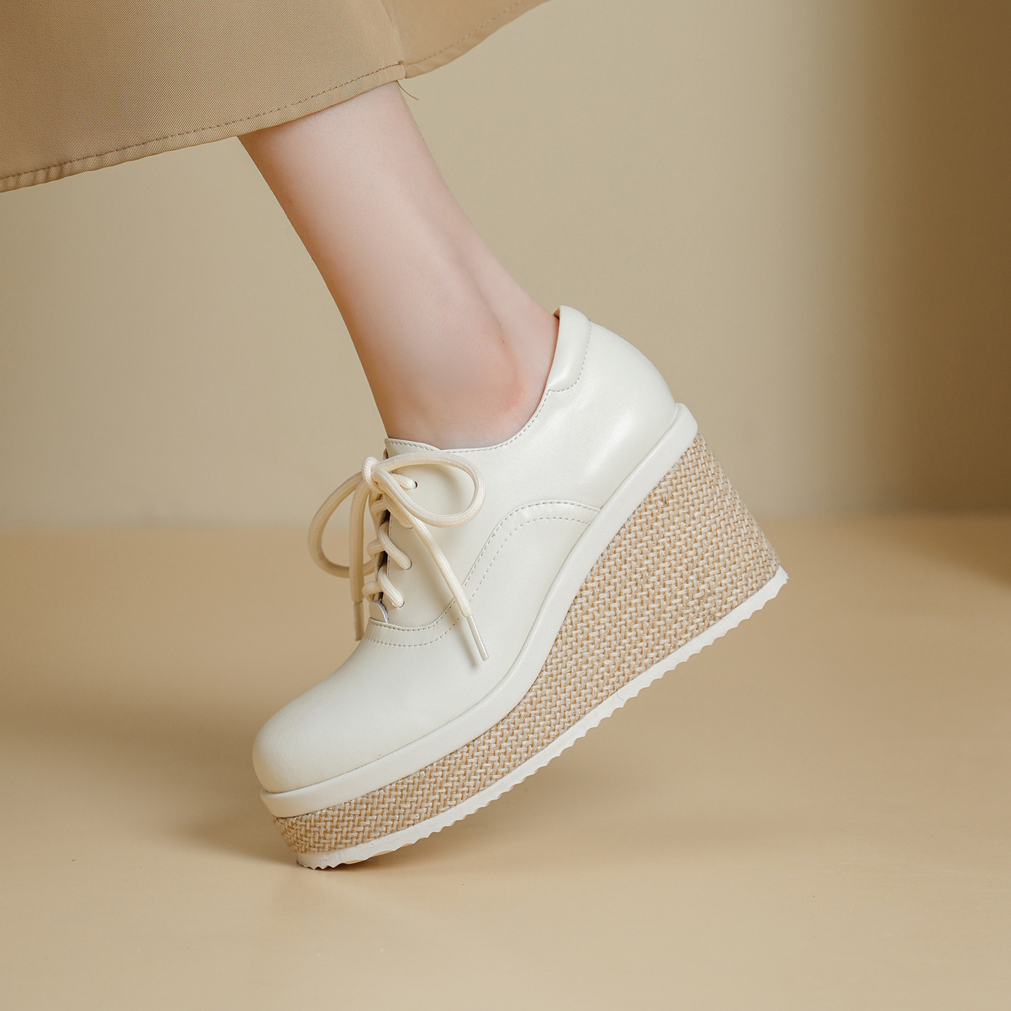 Giày loafer nữ đế xuồng platform da thật buộc dây, gót cao 9 cm — màu đen, màu trắng ngà
