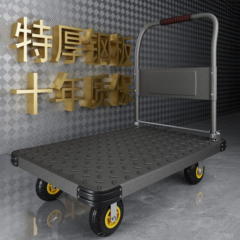 Черная цветная толстая стальная пластина тележка тянет груз. Прочный маленький трейлер.