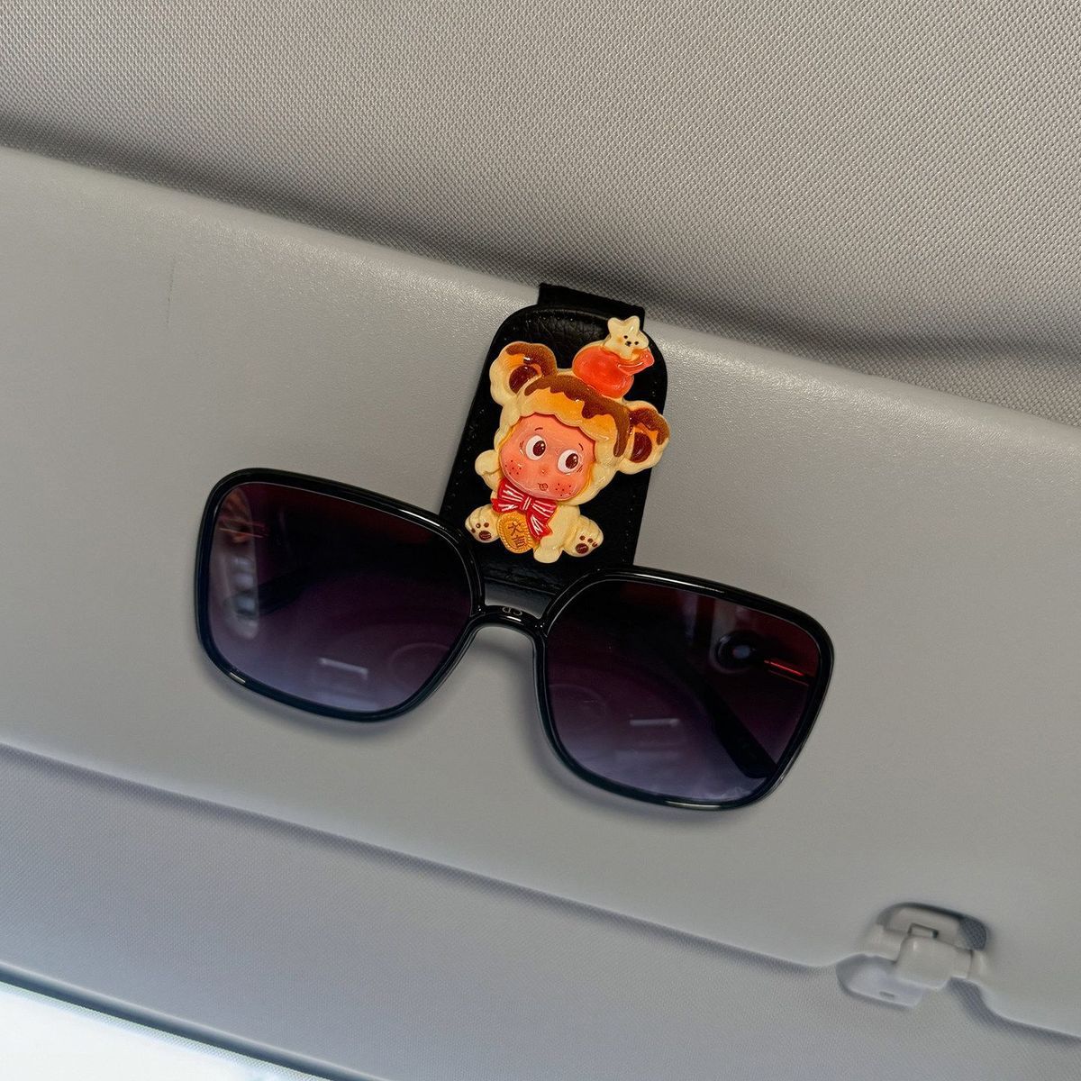 Car glasses holder with star design, sunglasses clip for car interior, sun visor magnetic storage rack for women