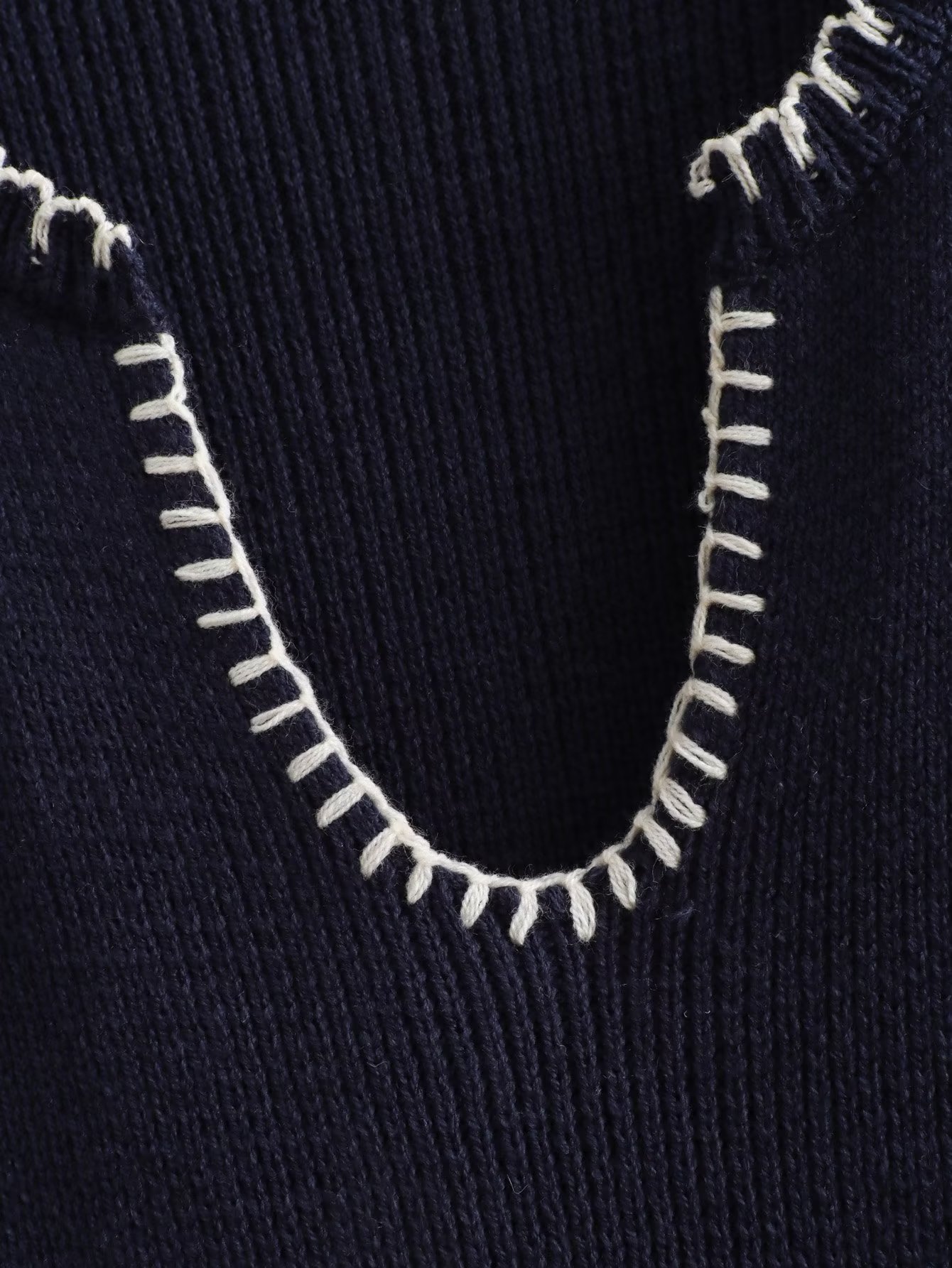 Women's 2023 autumn new item niche design V-neck decorative knitted sweater with stitching_voghion.com