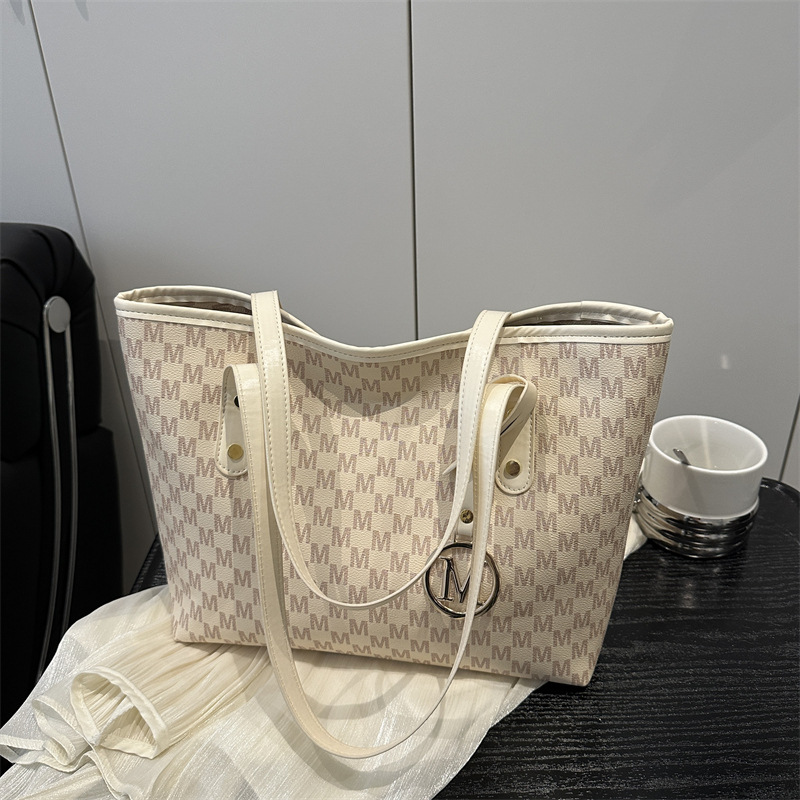 Bolsos de gran capacidad para mujer 2025 nueva primavera y verano todo-fósforo diseño de nicho clase bolso de viaje de un solo hombro bolso portátil