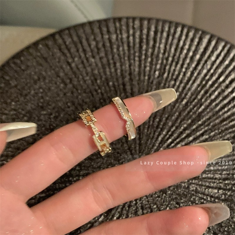 Trendige luxuriöse elegante Staperringe mit großen Buchstaben für Frauen, Nischen-High-Fashion-Ringe