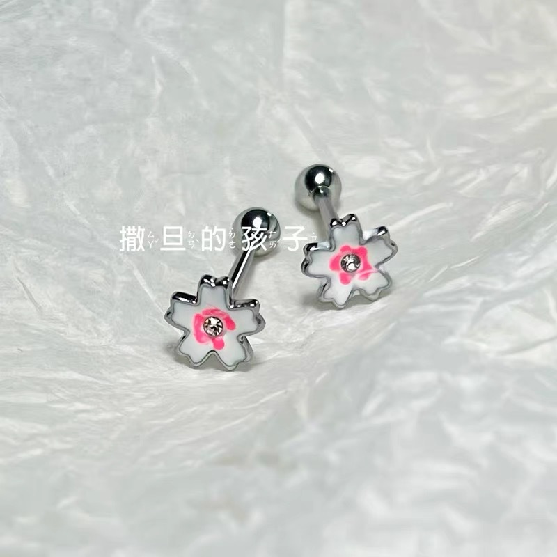 16G labret stud size and finish detail