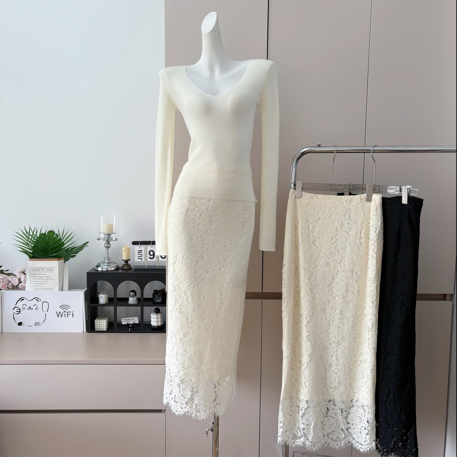 2025 Real Shot Autumn and Winter New Style Eyelash Lace Slimming Look Work Clothing Versatile Long Skirt