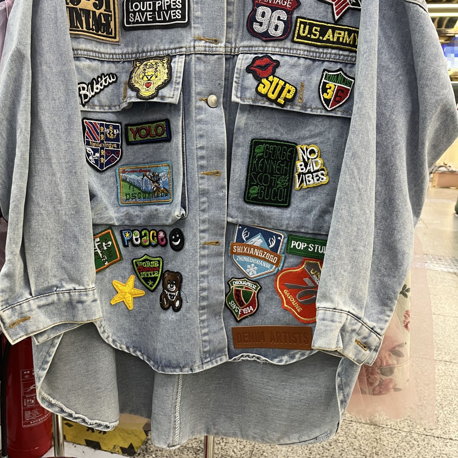 Personaliséiert Bréiflabel am Dammekleederstil, locker Jeansjacket fir Fraen, modesch a stilvoll, mëttellaang Jeanshemd fir d'Altersbeschränkung_voghion.com