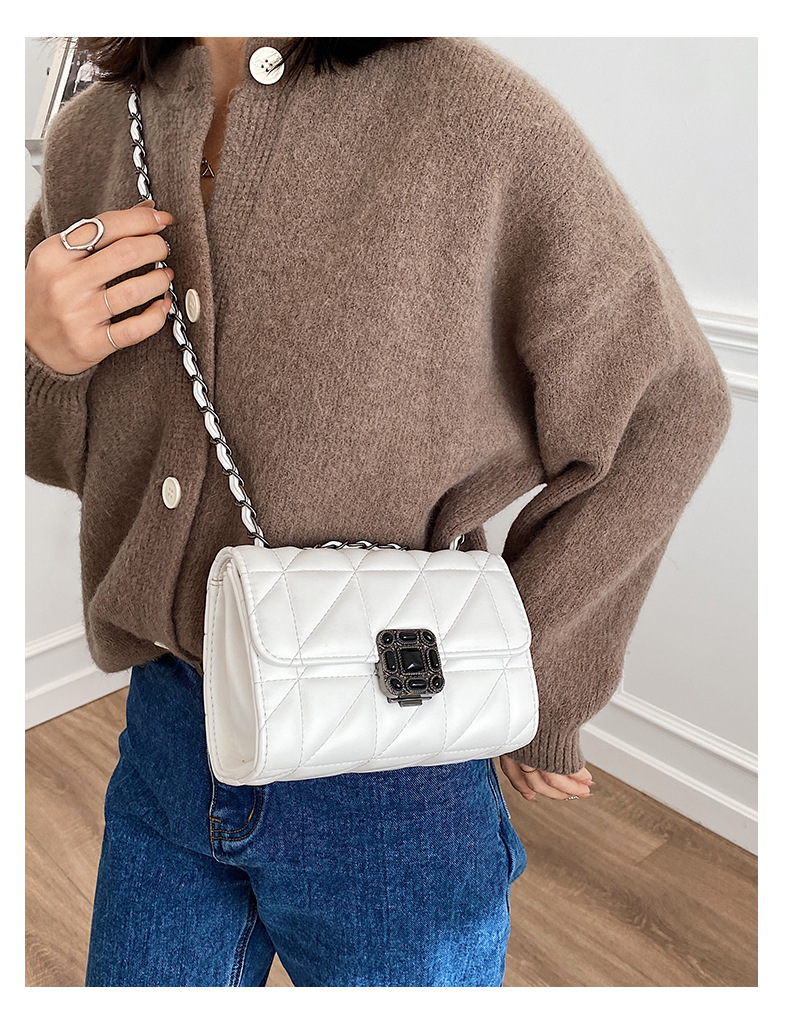 Sac à bandoulière incliné pour femme avec chaîne à carreaux en diamant 2024_voghion.com