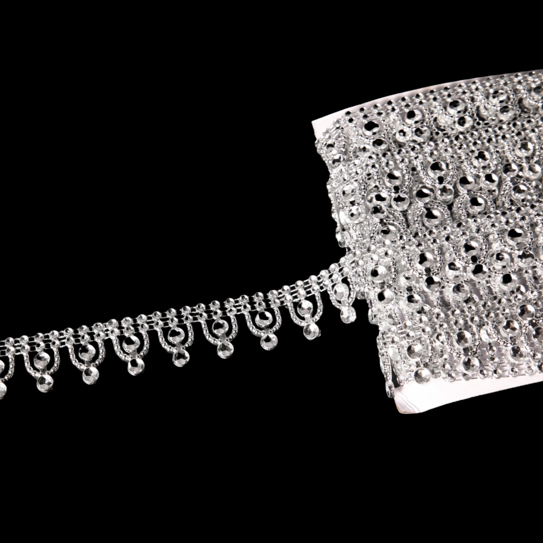 Venta de fábrica cadena de diamantes con borlas accesorios de ropa accesorios corona única al por mayor diamante de hilo de plástico taladro zapatos y sombreros adornos