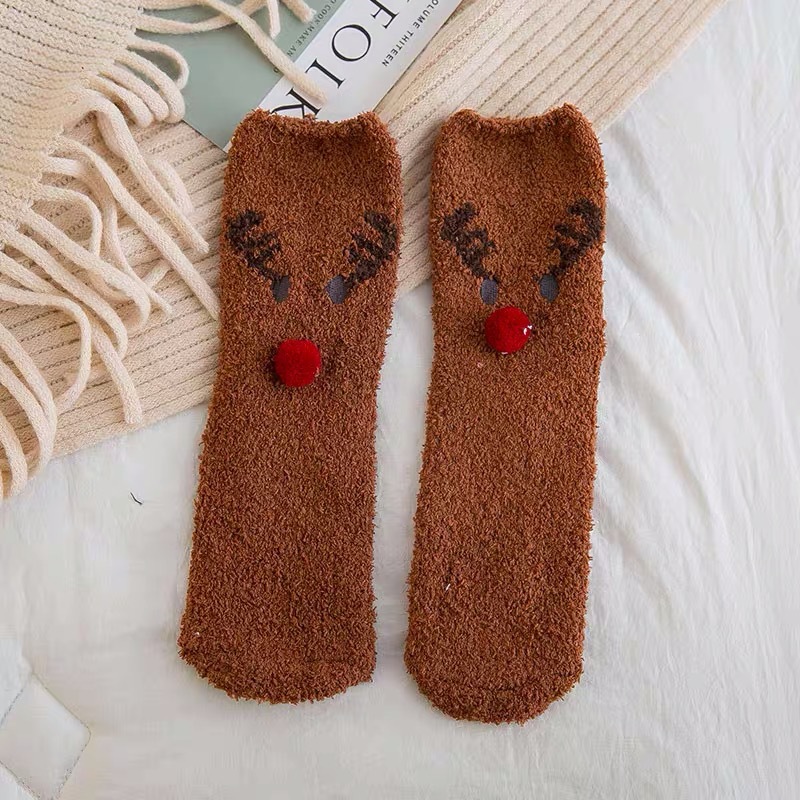 Otoño e Invierno nuevos calcetines de terciopelo de coral de invierno engrosada tridimensional de dibujos animados bordados piso calcetines de Navidad media Casa De terciopelo Calcetines