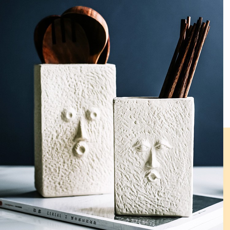 Venta directa de fábrica Soporte de tubo de palillos simple Tubo de cerámica de lujo ligero Adornos cuadrados Cara humana creativa nórdica Tubo de almacenamiento abstracto image 3