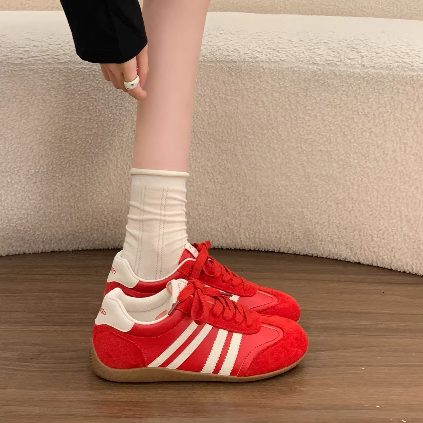 Zapatos de entrenamiento de estilo retro de color para mujeres 2026 nuevo tipo de verano con suela delgada explosión de fuego versátil zapatos deportivos casuales con suela plana rojo