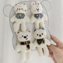 フォレスト漫画全身人形ペンダントオリジナルかわいいクマと子猫ブローチ学生バッグ衣類人形アクセサリー