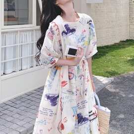 白色涂鸦印花连衣裙女中长款2026夏新款法式高腰显瘦设计感碎花裙