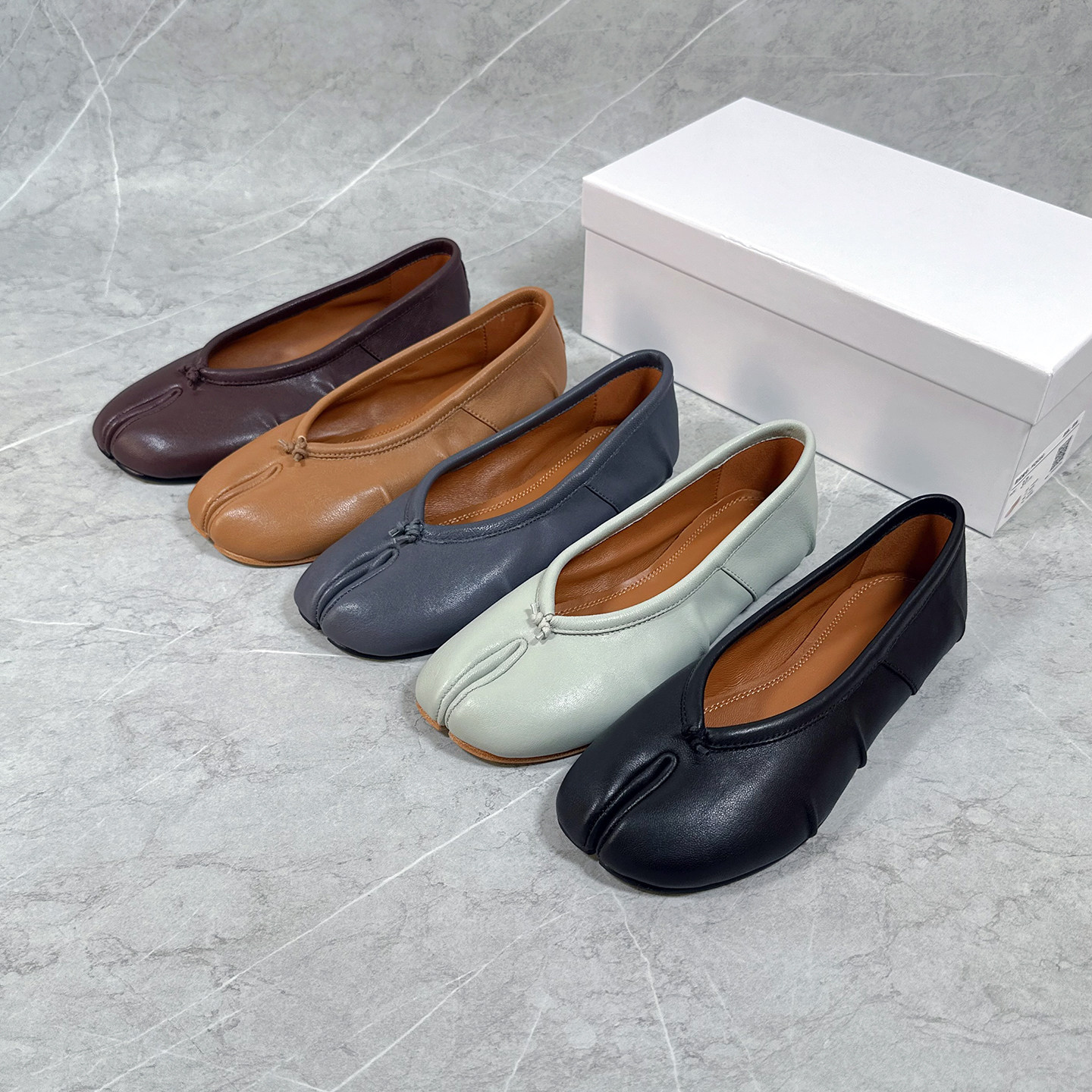 Unique tabi cowhide split-toe shoes for women, slip-on flat-soled fashionable and comfortable shallow single shoes with pleated details