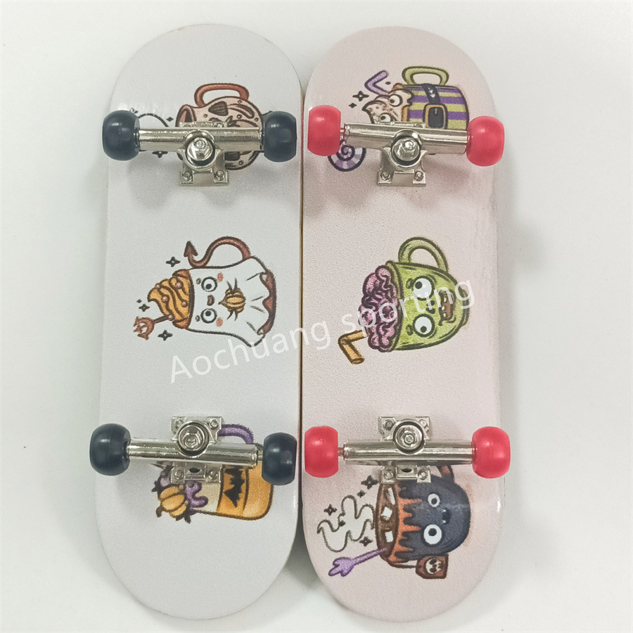 Internet Red Creative Maple Small Skateboard Mini Finger Small Skateboard Fingertip Four-wheel Scooter Fingertip Sports Small Toys