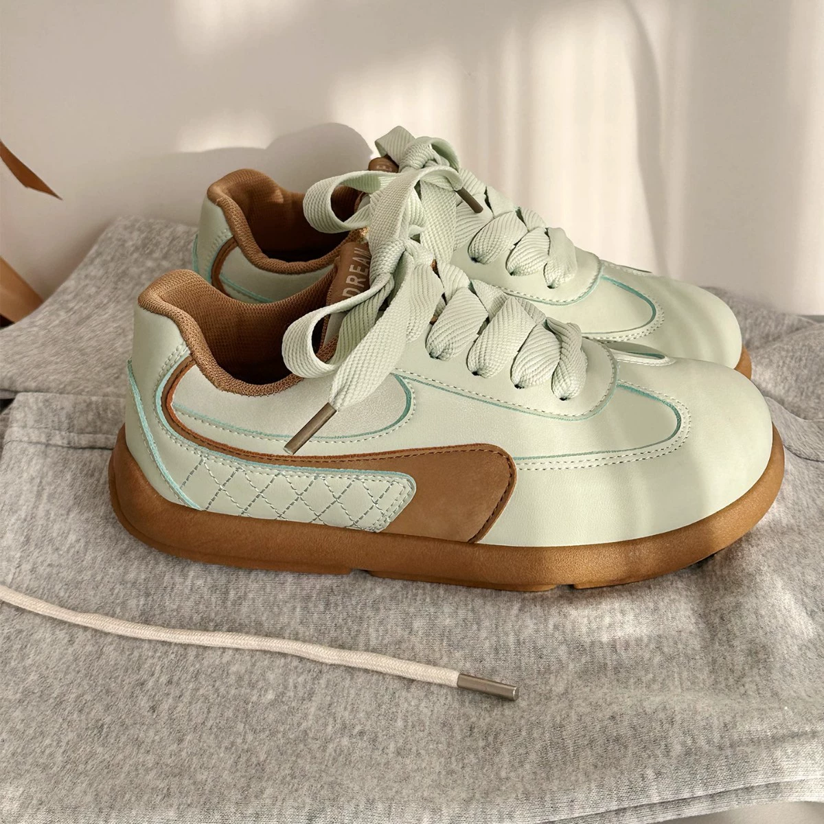 2025 весенняя обувь на толстой подошве, женская новая модель дикая повседневная легкая спортивная обувь