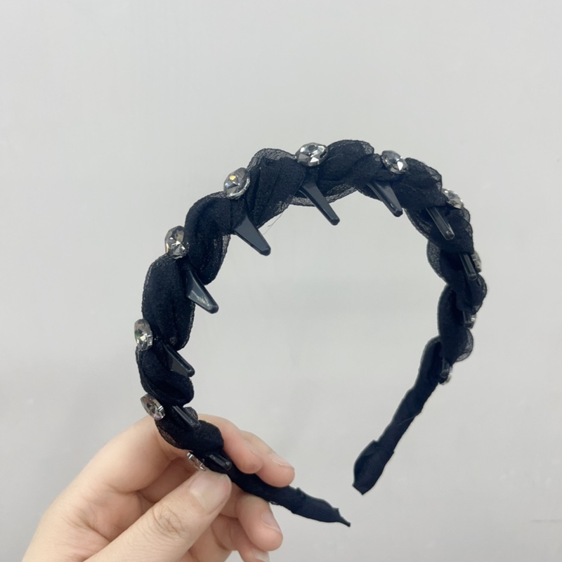 歯のカチューシャを持っています。|undefined