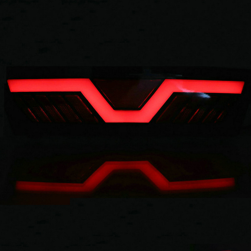 Tesla Model Y modified rear fog lights, Mustang-style three-function sequential running lights