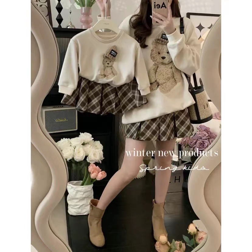 Women's Round Neck Sweater - Style Image 2