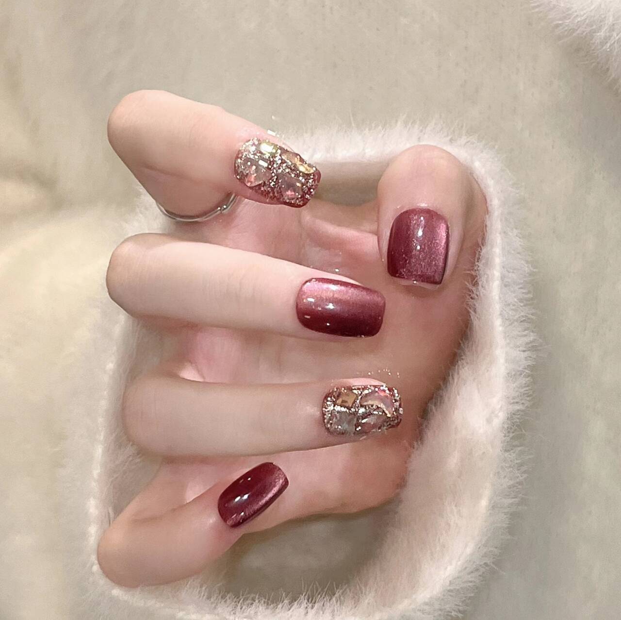 10 piezas de manicure de Año Nuevo alta sensación de rosa blanca perlas de vidrio ojo de gato manuales piezas de uñas al por mayor uñas cortas