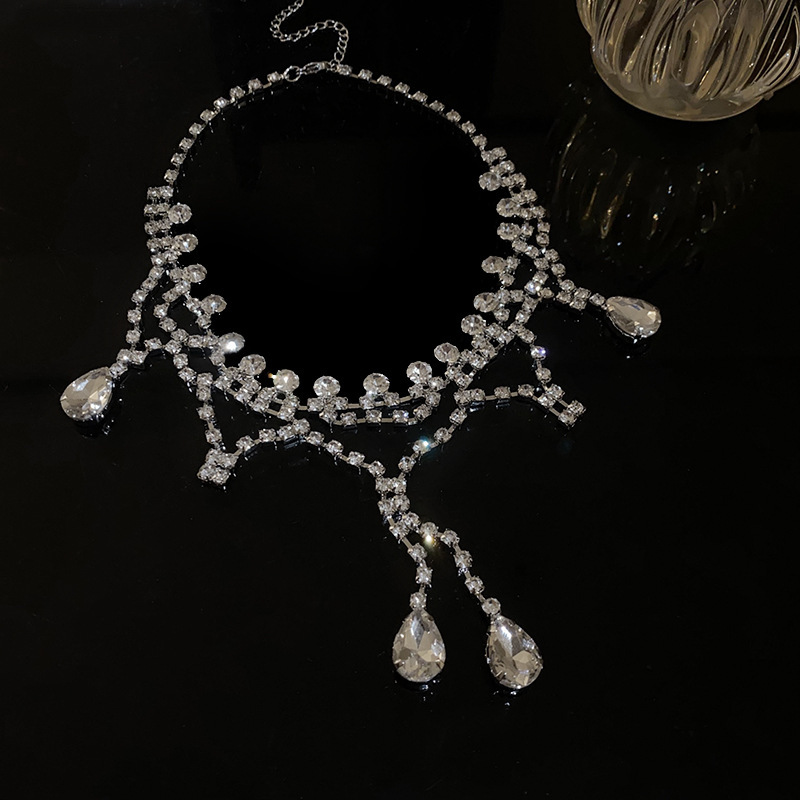 Collar de perlas de flores de diamantes franceses Moda, lujo ligero, cadena de clavícula, accesorios de joyería de alta gama de todo fósforo de nicho