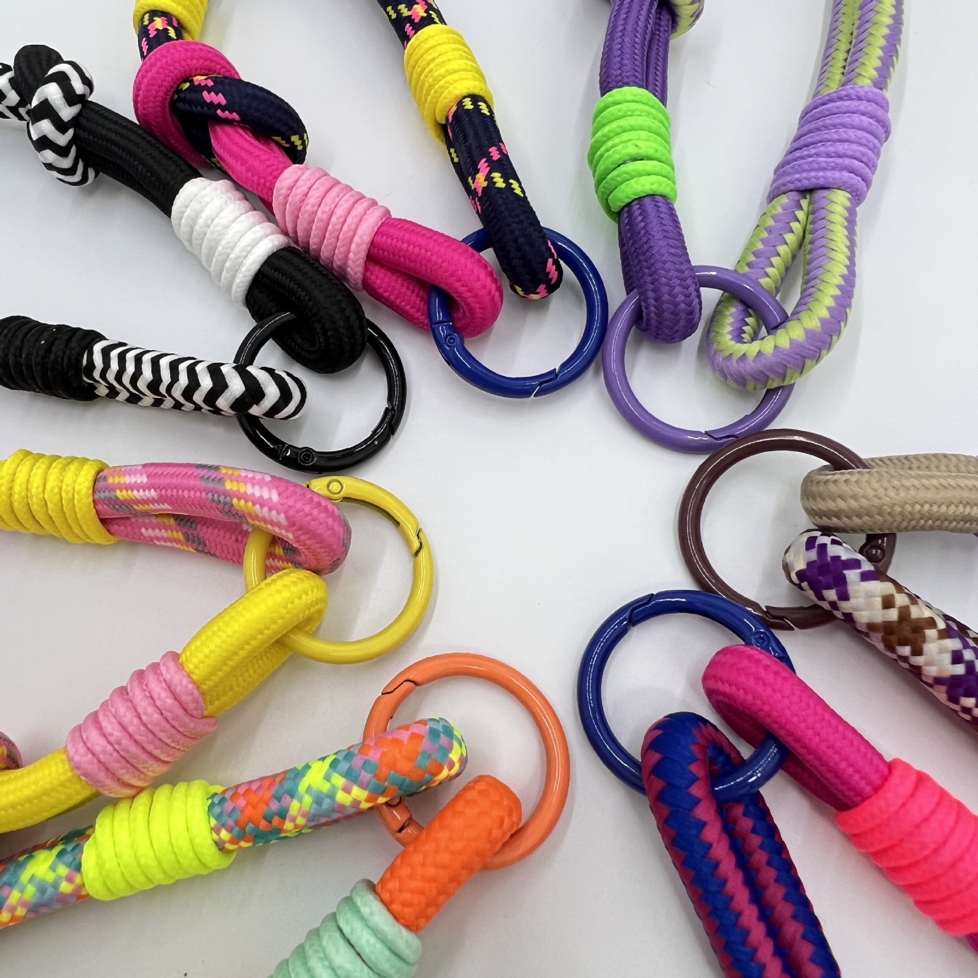 Gran anillo grueso ajustable cuerdas de muñeca empalme de caso de teléfono móvil japonés y coreano corto hardware rotativo hoja de metal resistente a caídas