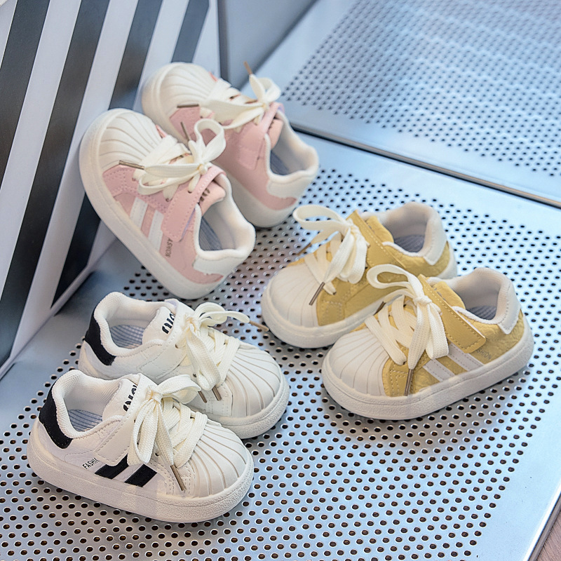 Zapatos de skate para niños zapatos deportivos para niños antideslizantes para niñas casuales versátiles conchas cabeza bebé zapatos blancos zapatos para niños al por mayor