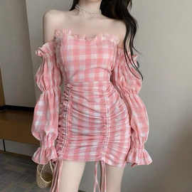 粉色甜美格纹连衣裙一字领春季新款显瘦复古包臀短裙子长袖一步裙