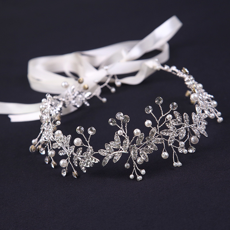 Coroa de noiva com flores brancas e véu de pérolas para cabelo_voghion.com