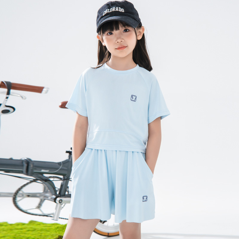 女の子の速乾性スポーツスーツ、夏の女の子のバドミントントレーニングスーツ、子供用半袖パンツとスカート、中型および大型の子供用アウトドア服