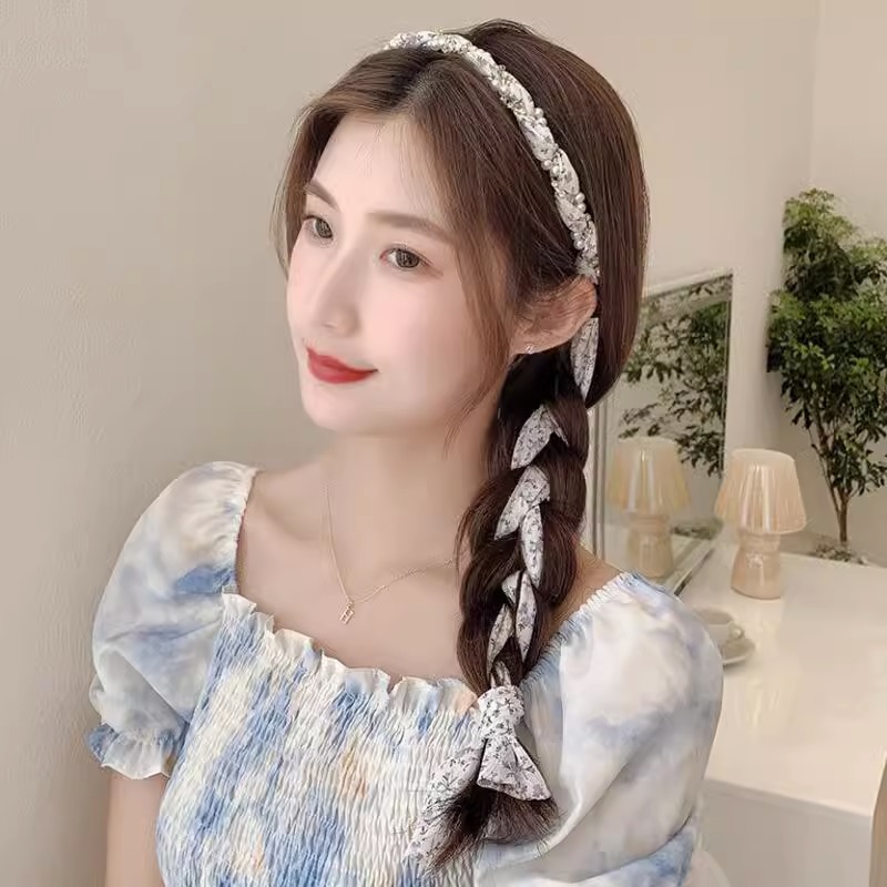 6 # Pequeñas flores blancas rotas.