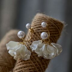 【霧の花の海】フランス式の優雅な真珠の花のピアスの2つの戴式の森系のアンドロメダの気質のピアスの蚊の香りの皿