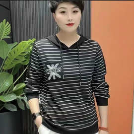 长袖印花连帽卫衣女2025秋季新款大码妈妈宽松遮肚时尚百搭t恤女