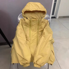 ヨーロッパ駅の春の服の女性2025の新型の婦人服のファスナーのゆったりしている帽子のファッションの洋風はやせている風のコートを現します。