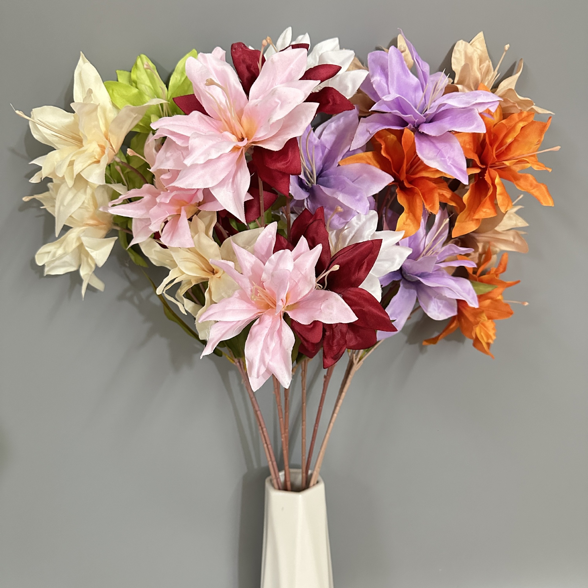 국경을 넘는 특별 공급품: 3송이 작은 백합 조화, 호텔 장식용 실크 꽃, 꽃꽂이, 사진 촬영 소품, 웨딩 꽃