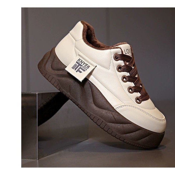 Zapatos de suela gruesa de pan de mujer y veludo 2024 super suave nuevos zapatos casuales de mujer calientes zapatos de skate de moda zapatos deportivos de algodón