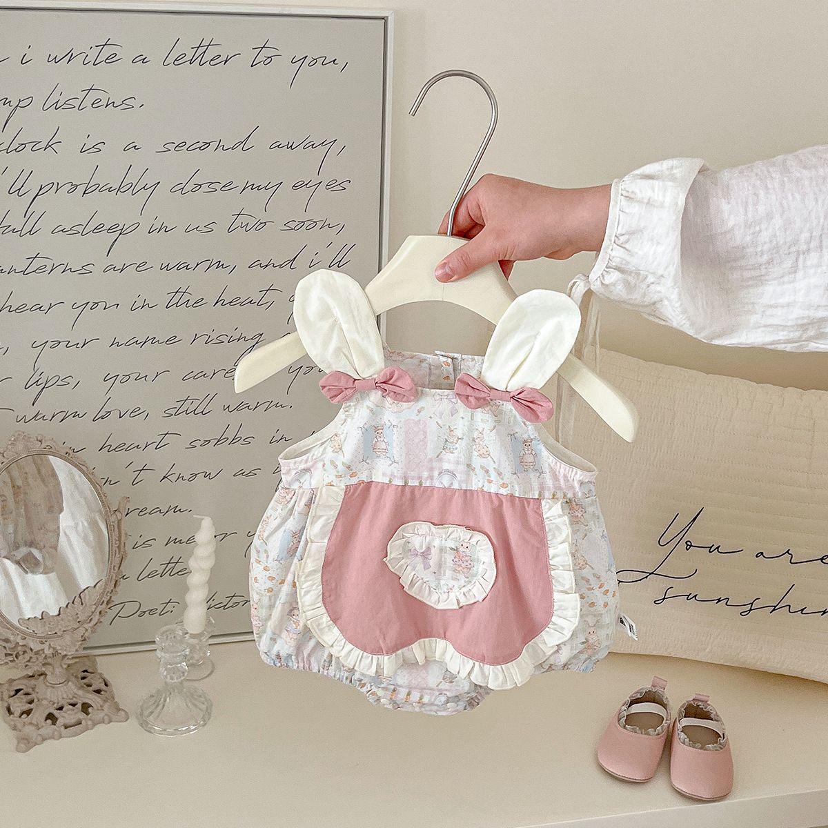 赤ちゃんの夏の服ウサギのストラップのお尻の服の小さい月齢の女性の赤ちゃんの夏服の薄いタイプの服のロンパース