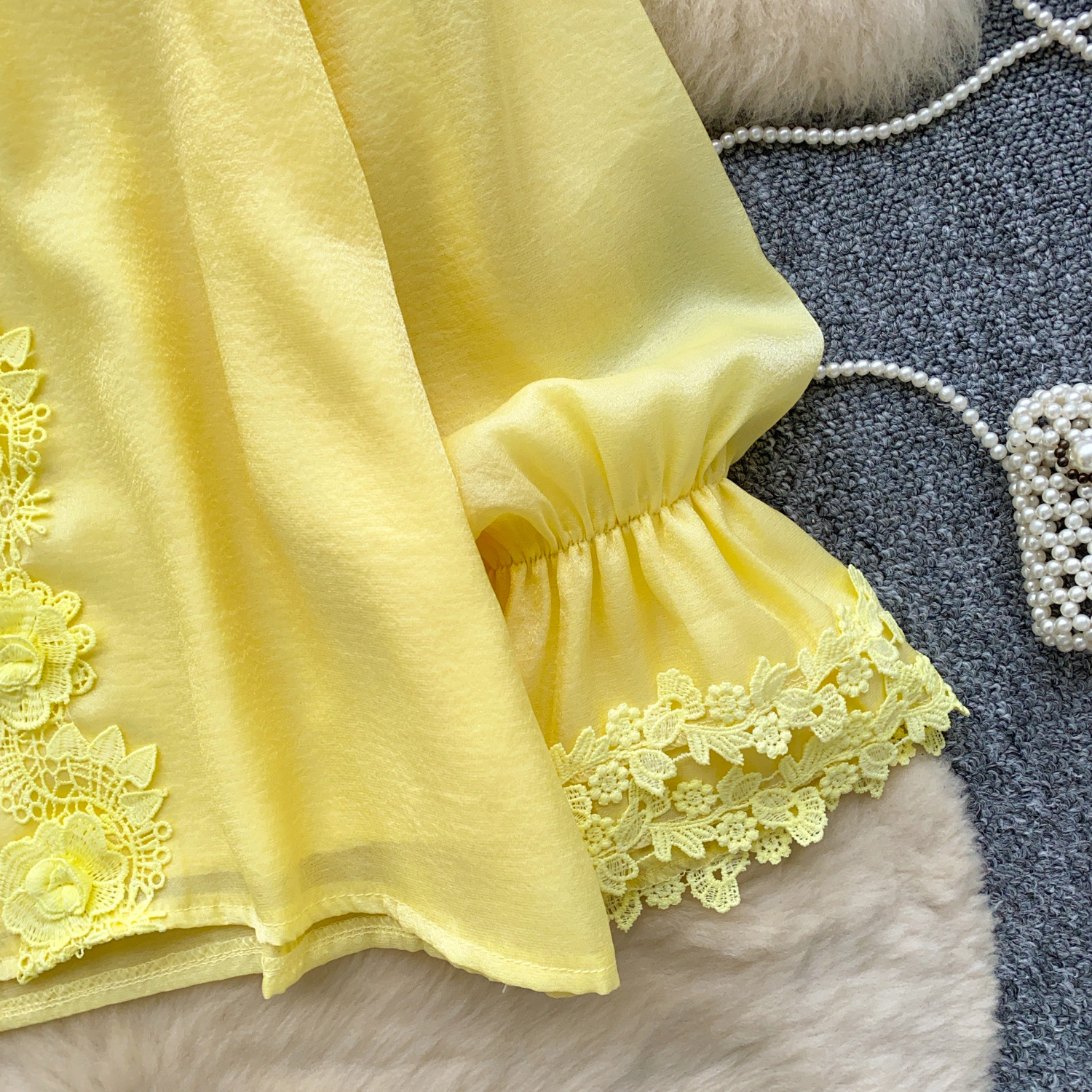 Camicetta donna stile francese in pizzo con perle e dettagli mesh_voghion.com