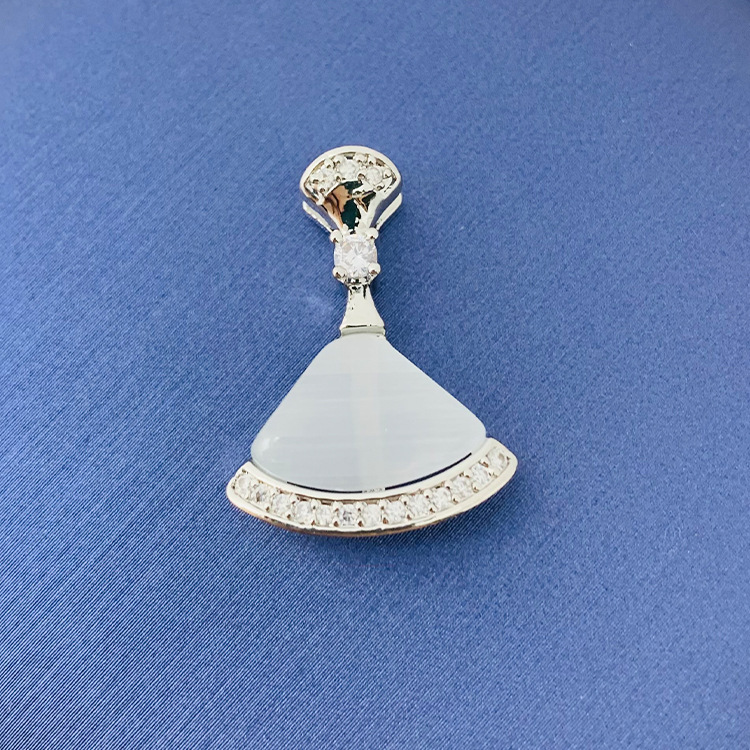 百種類のペンダントは心のままにファッションの経典を配合します。カップルの美しいペンダントは親友のアクセサリーを送ります。