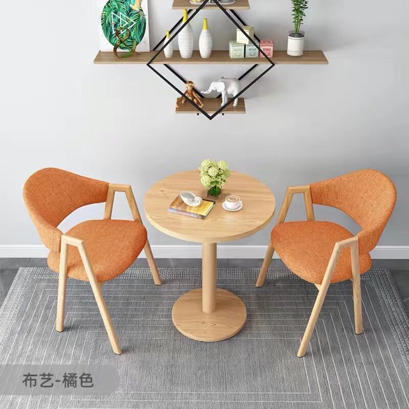 주황색 천 60 원형 테이블 1개와 의자 2개