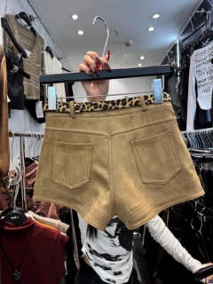 麂皮绒高级感休闲短裤女秋冬2025新款美式复古小个子a字包臀热裤