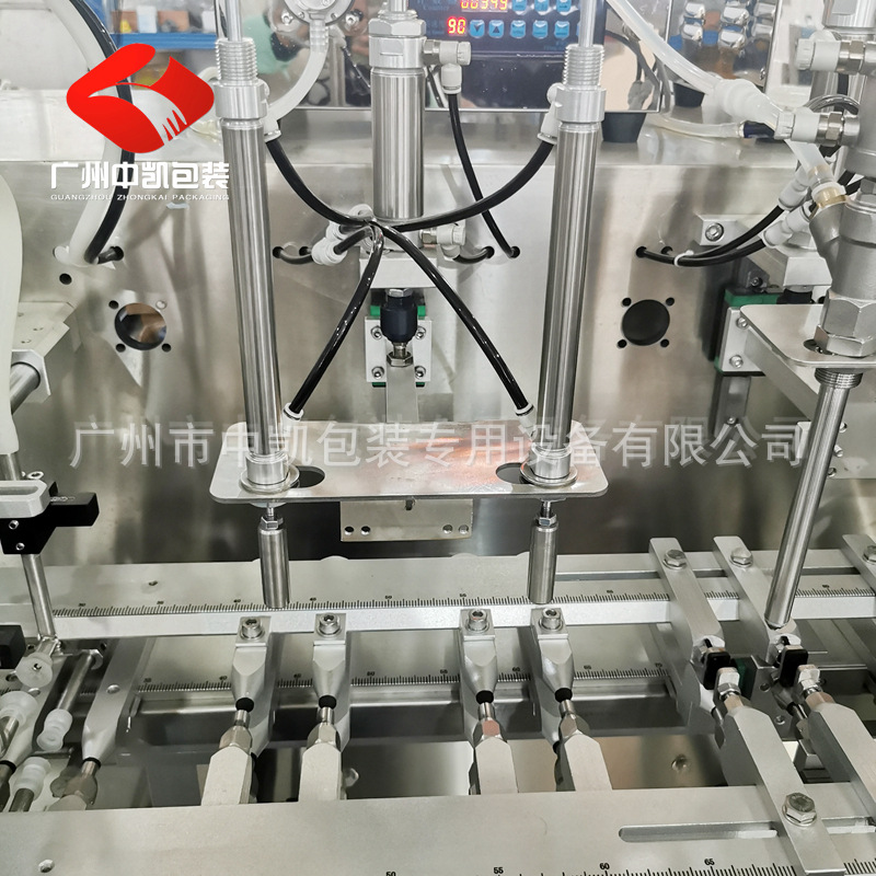 Stand-up bag double-output bag liquid packaging machine 3.jpg