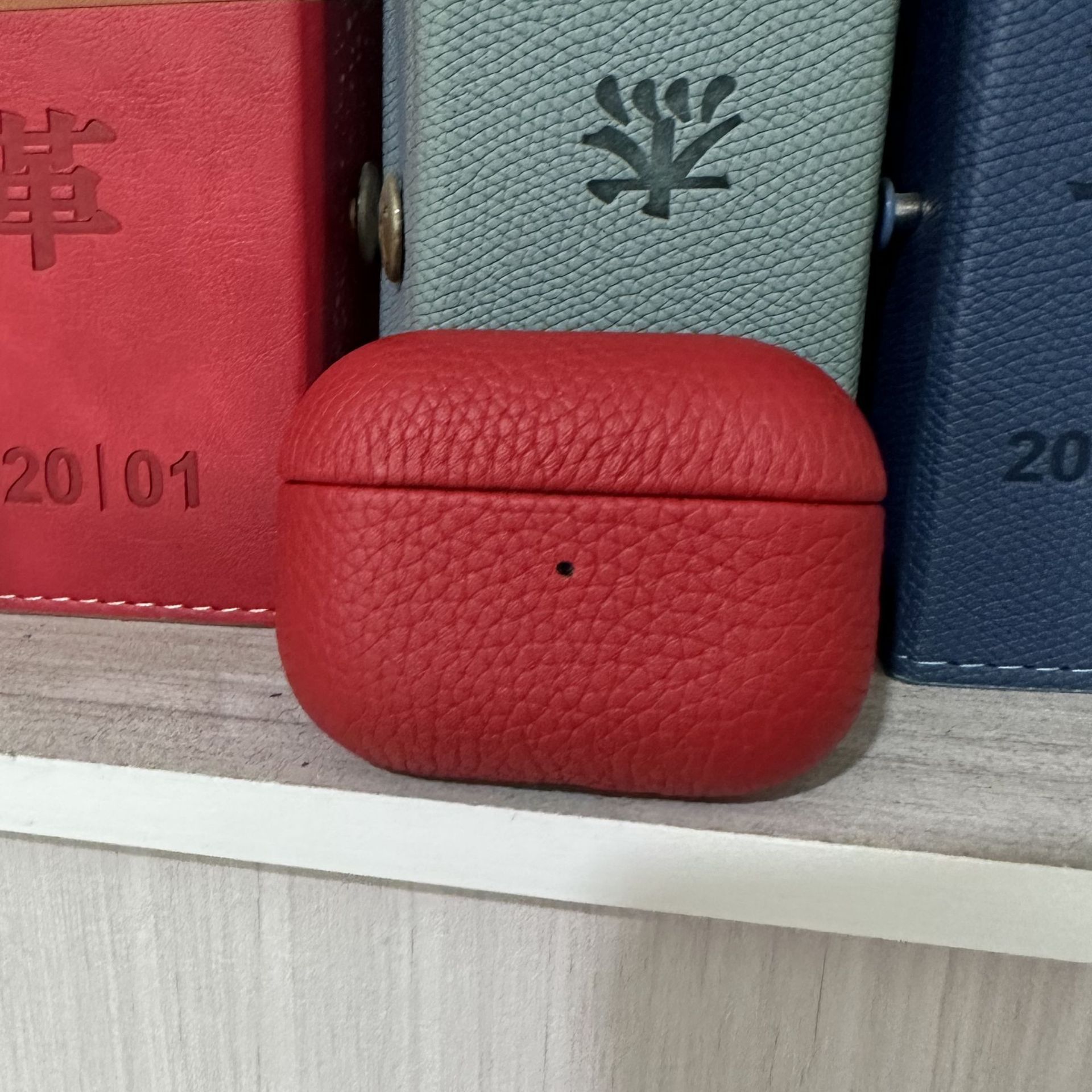 Кожаный защитный чехол Two Windows с текстурой личи для AirPods