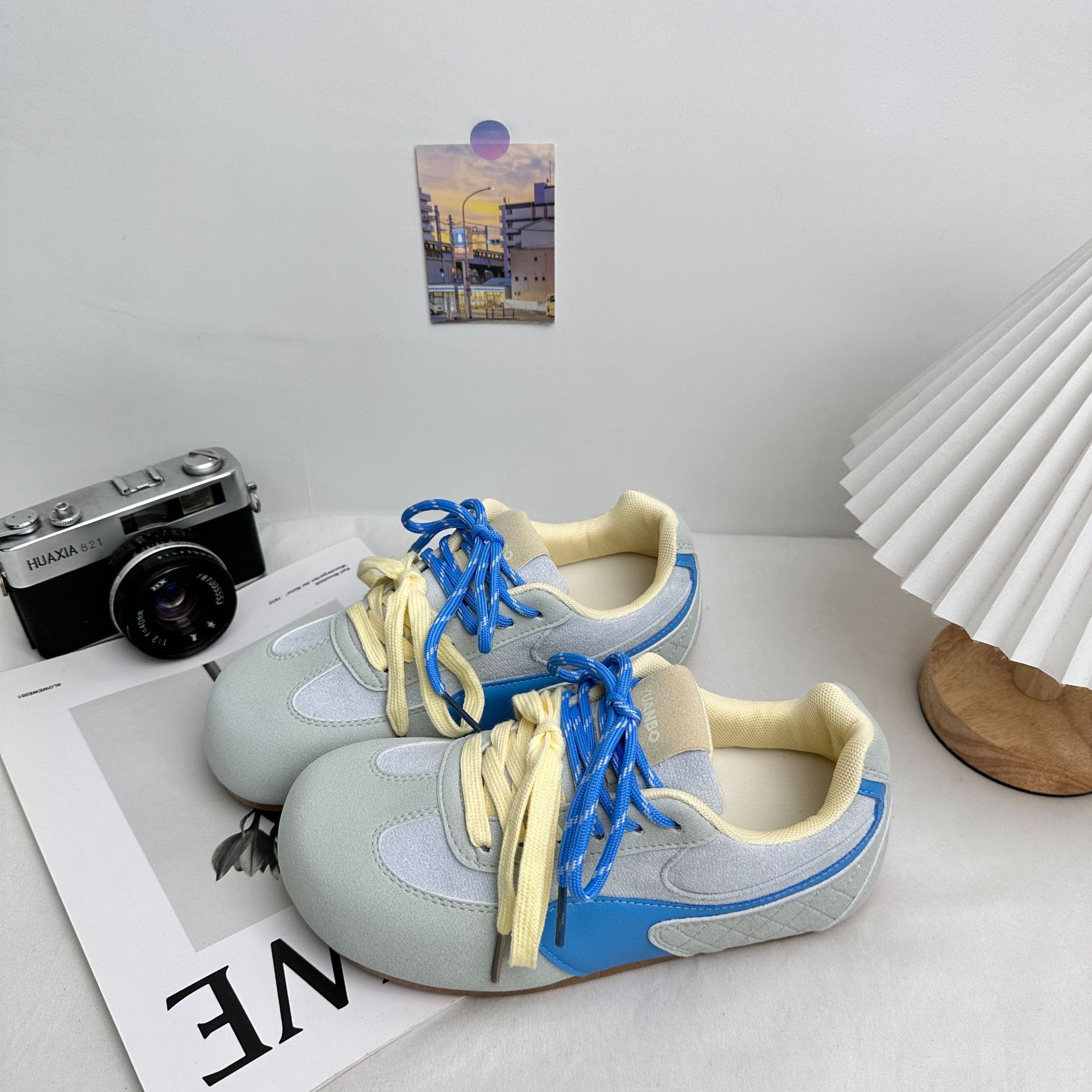 Yuanbo 2025 primavera y verano nuevos zapatos de entrenamiento de estilo de mujer zapatos de patinaje de altura baja, zapatos de lona deportivos casuales coreanos