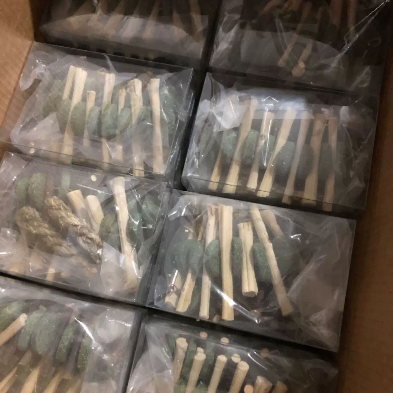 Товары для мелких животных: жевательные сосновые ветки, яблочные деревянные игрушки, лакомства из люцерны, лакомства из тимофеевки, кроличьи шашлычки, лакомства для животных.