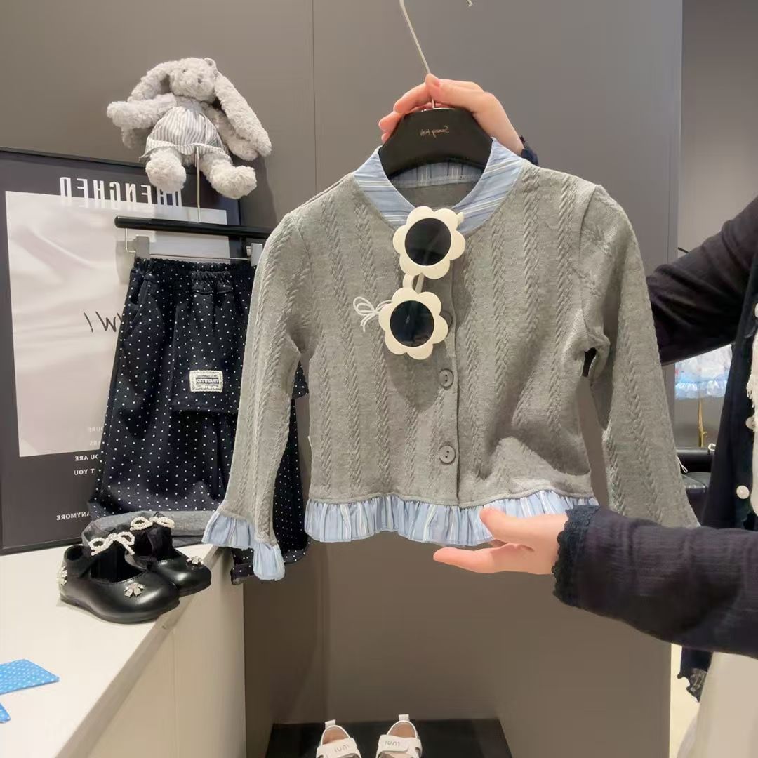 2026 nueva camiseta de base para niños, camiseta de invierno y otoño, camiseta coreana, suéter de encaje lindo, camiseta de color sólido