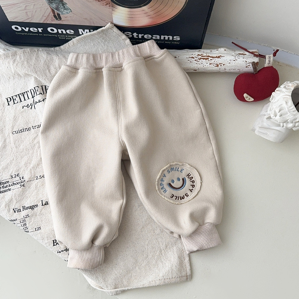 Versión coreana de ropa de otoño e invierno para bebés, chaleco de pana grueso y cálido más pantalones de terciopelo, camisa de fondo a rayas, traje de tres piezas