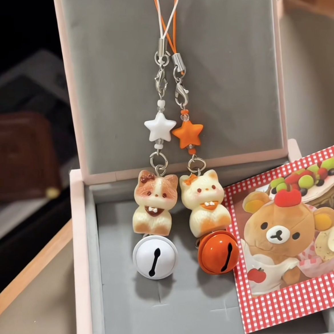 Cute nuevo dulce gatos siamesos cadenas de teléfonos celulares campanas estrellas colgante cartón de dibujos animados estereoscópio gatos bolsos colgante