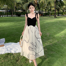 2024夏季新款黑白撞色印花沙滩裙拼接吊带显瘦长裙海边度假连衣裙