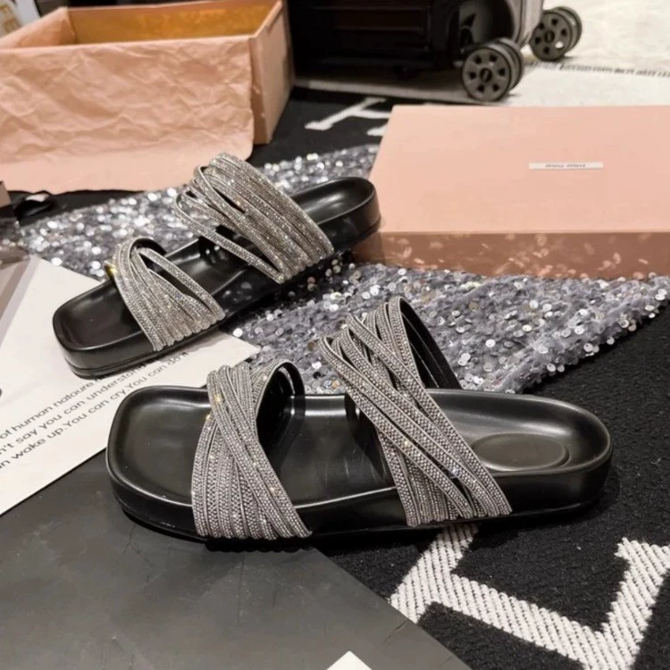 2025 новые летние стильные тапочки на толстой подошве со стразами и перекрестными ремешками для женщин, которые можно носить на пляже, отдыхе, сандалии и тапочки с открытым носком